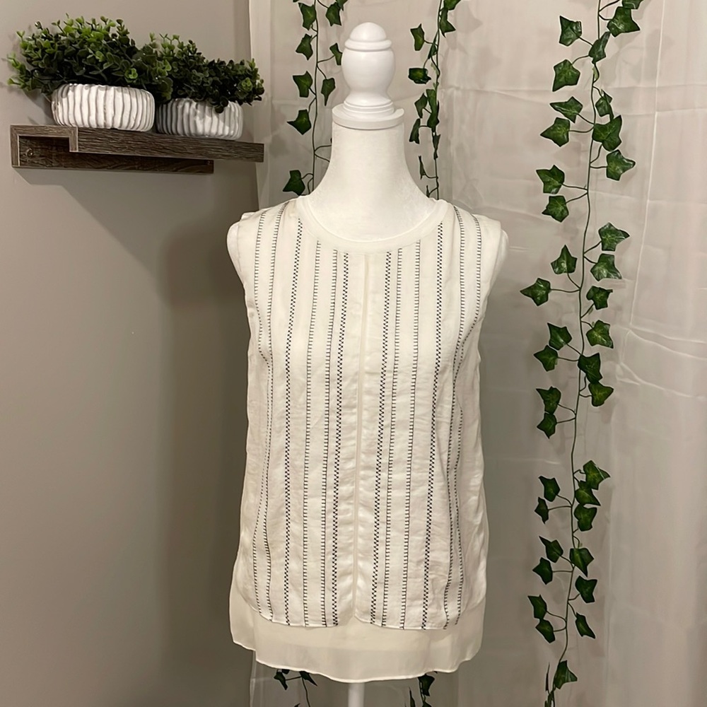 VINCE CAMUTO WHITE BLOUSE WITH BLACK STITCHING • SIZE SMALL • SILK/POLYESTER